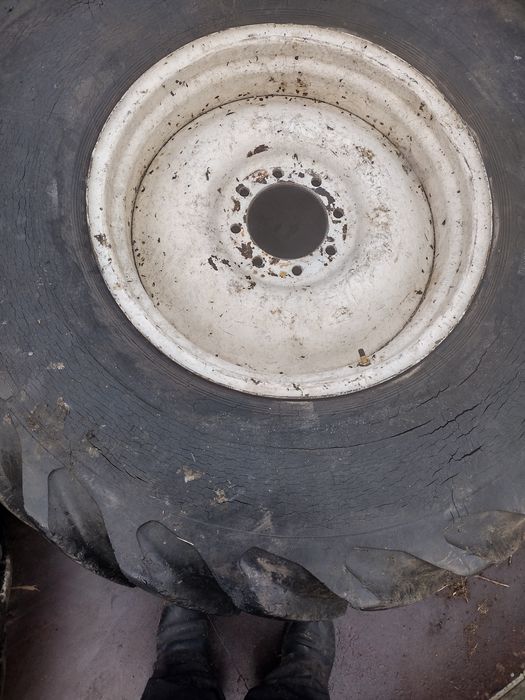 Vând 2 buc.cauciucuri 18,4/15/26