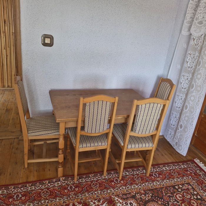Masă extensibila cu 4 scaune din lemn masiv