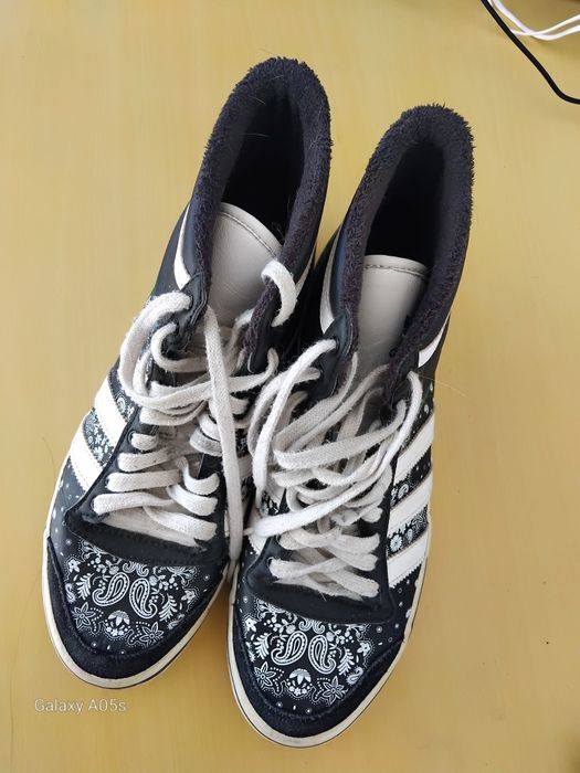 Оригинални дамски кецки Адидас.