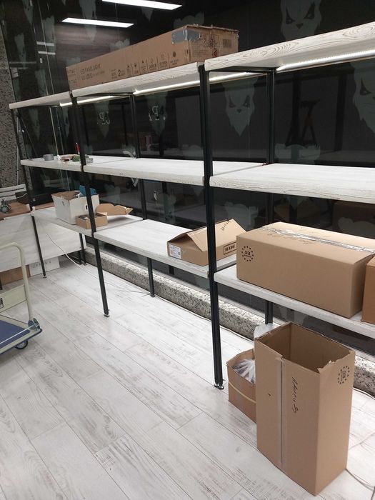 Оборудване за магазин - стелажи, витрина