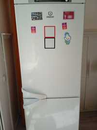 Продам холодильник Indesit