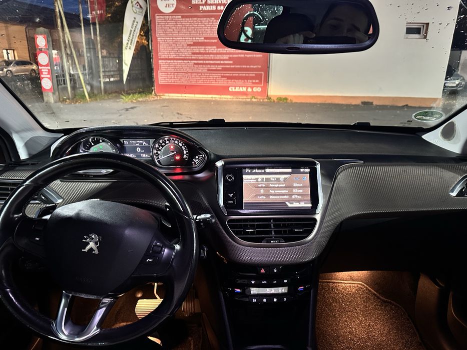 Se vinde Peugeot 2008, din anul 2013, motor 1.6 diesel, automat.