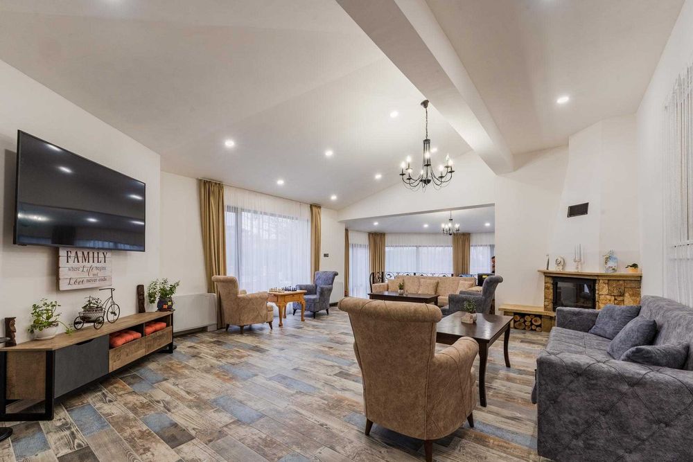 Луксозна къща с басейн, голям двор - парк, лятна веранда