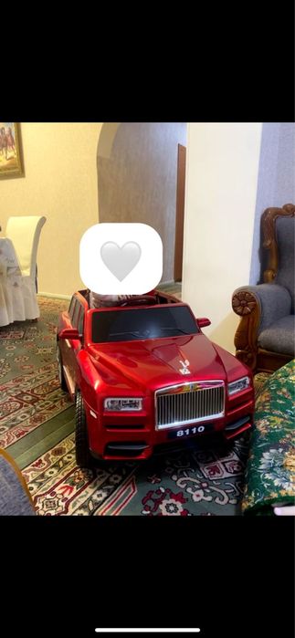 Детская машинка без зарядки, аккумулятор имеетм