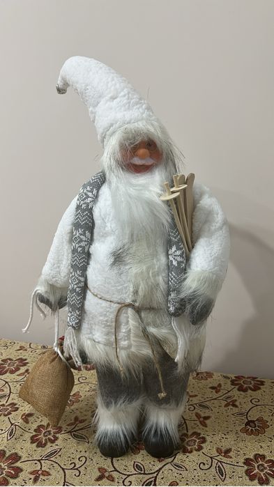 Дед Мороз под елку 60 см "В белой шубке с лыжами"