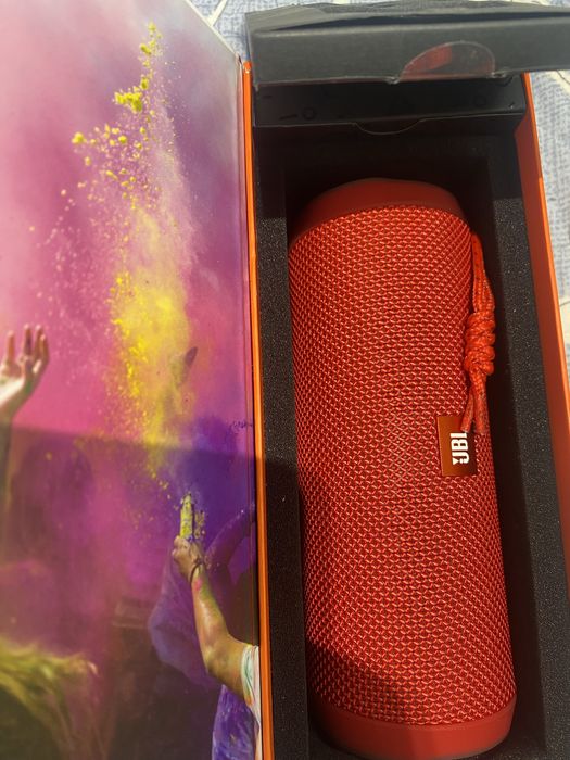 Портативная колонка фирмы JBL в упаковке состояние новое