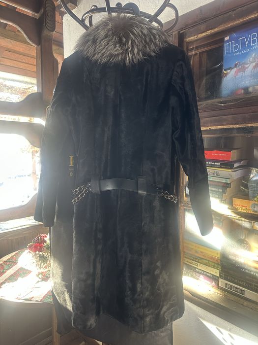 Кожено палто с кьс косьм и богата яка от сребьрна лисица