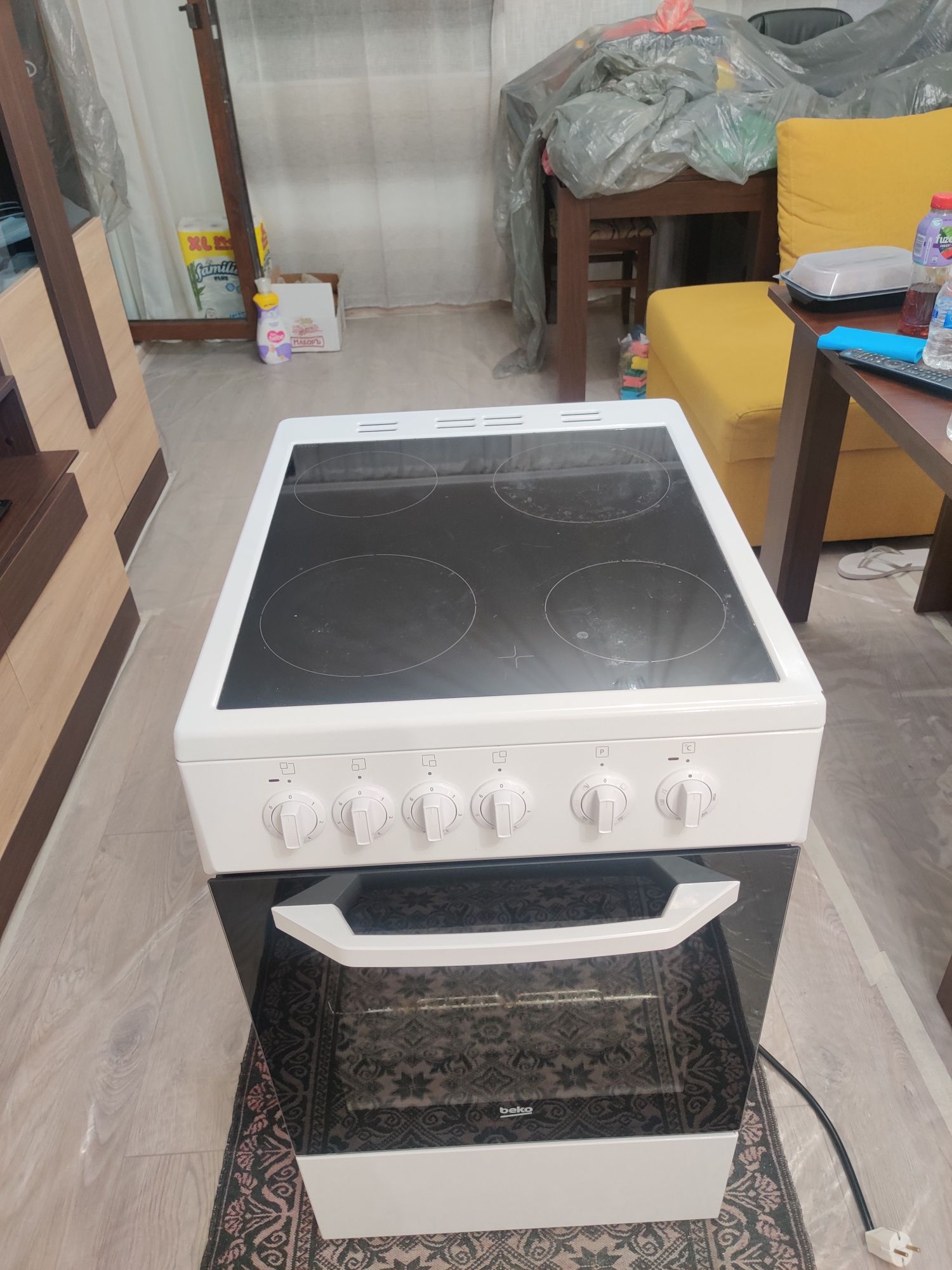 Фурна Beko с 4 стъклокерамични котлони