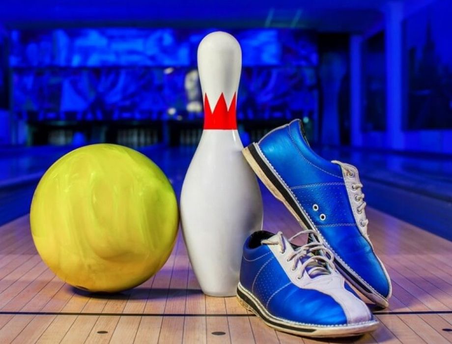 Шар для боулинга , подставка под шар , кегля