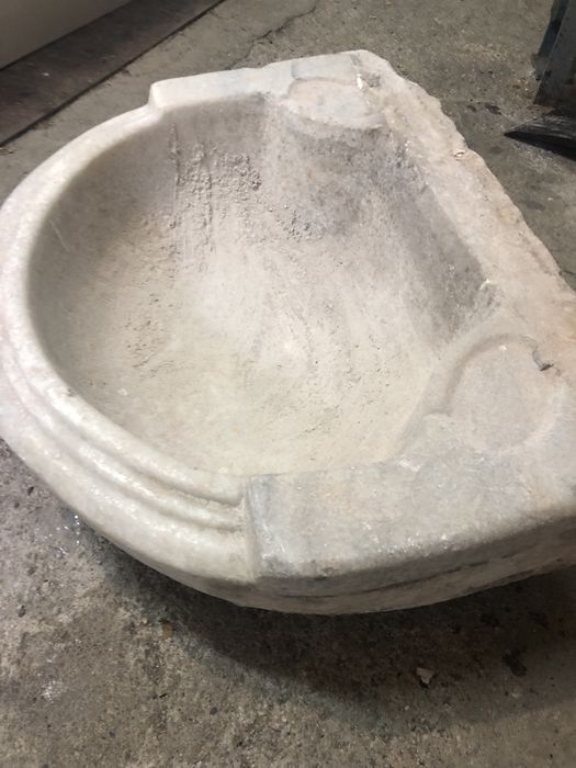 Старинна мраморна мивка