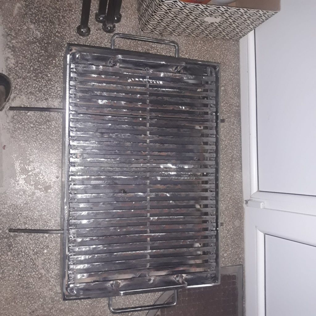 Grătare cu picioare detasabile.