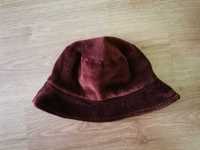 Кафява шапка от плюш с периферия