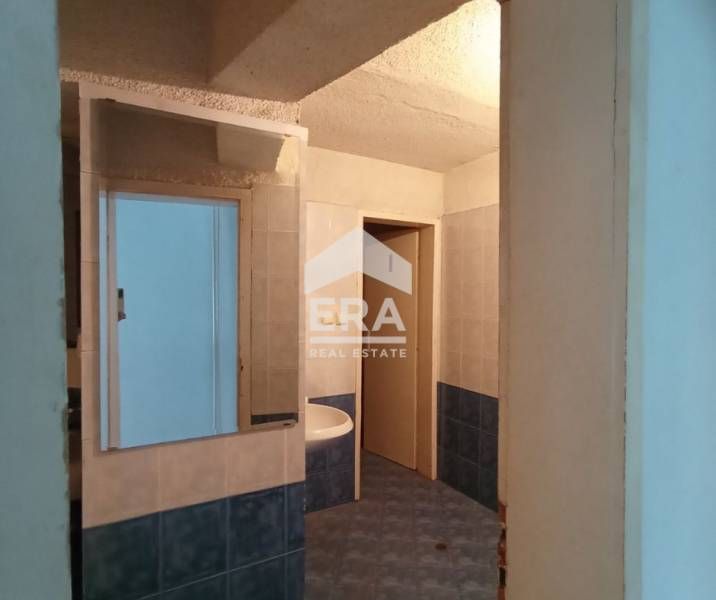 ЕРА Фаворит предлага за продажба просторно търговско помещение в кв.