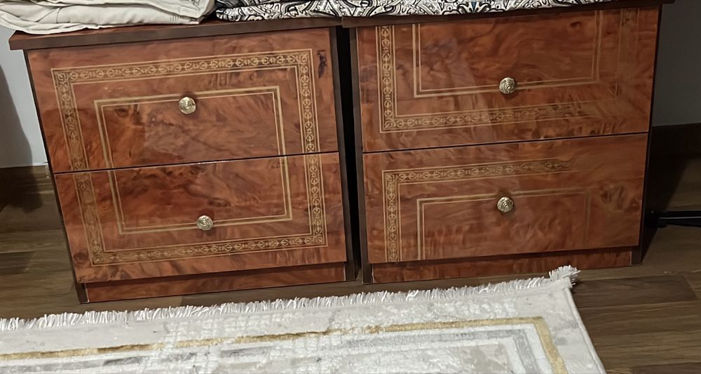 Продам шкаф,две тумбы,комод и зеркало