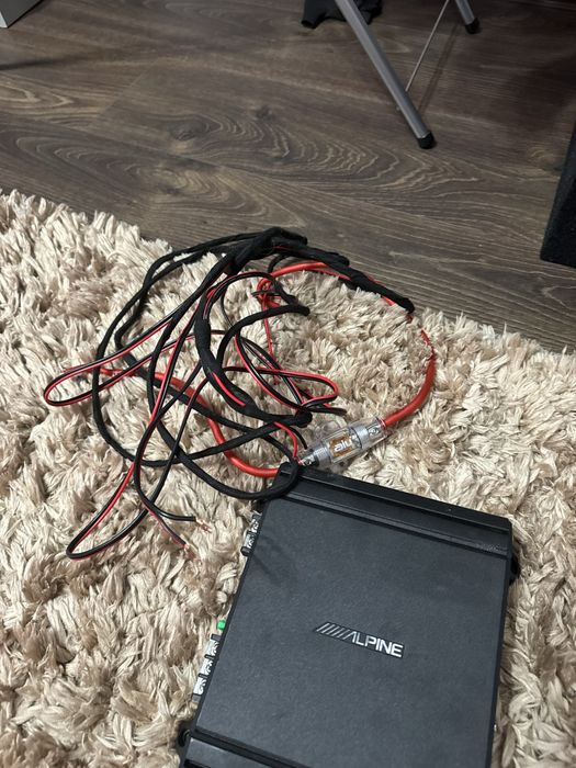 Subwoofer Alpine 800W+plus statie 250RMS