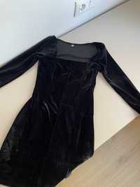Чисто нова кадифена черна рокля с малка цепка отстрани