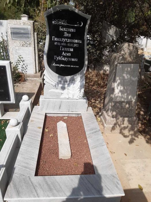 Памятники на кладбище