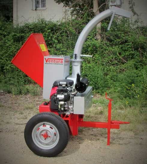 Tocator de crengi si resturi vegetale tractabila, cu motor pe benzina