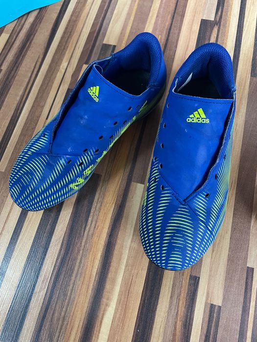 Футболни обувки/бутонки