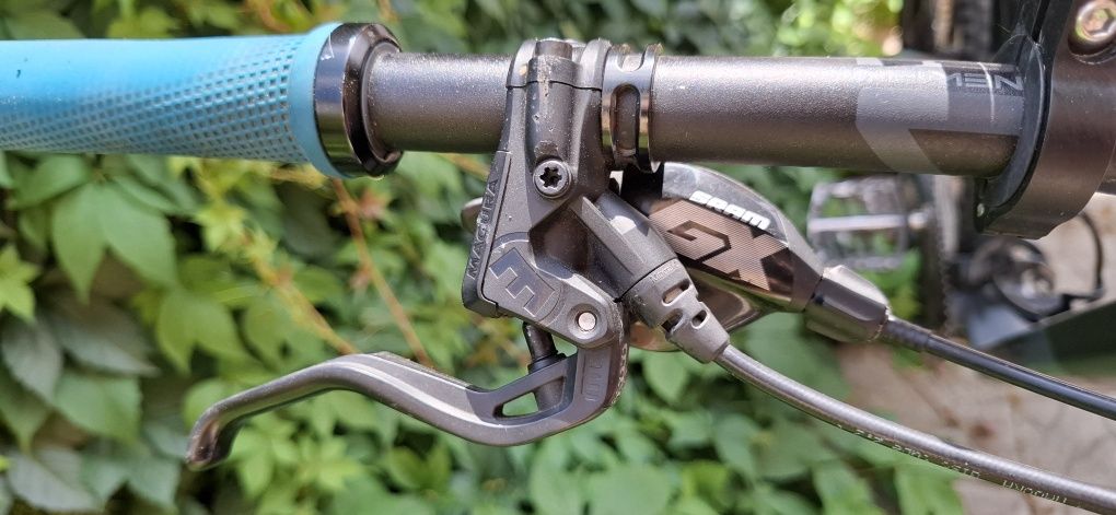 Vând bicicletă CUBE carbon