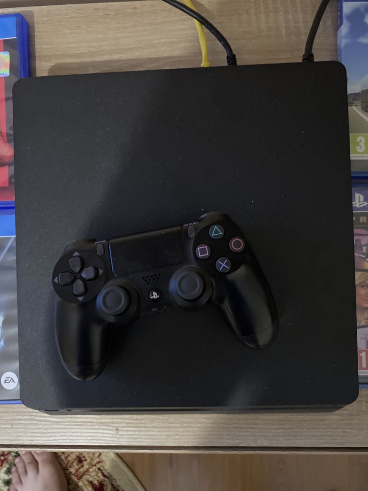 Vând PlayStation 4 cu jocuri