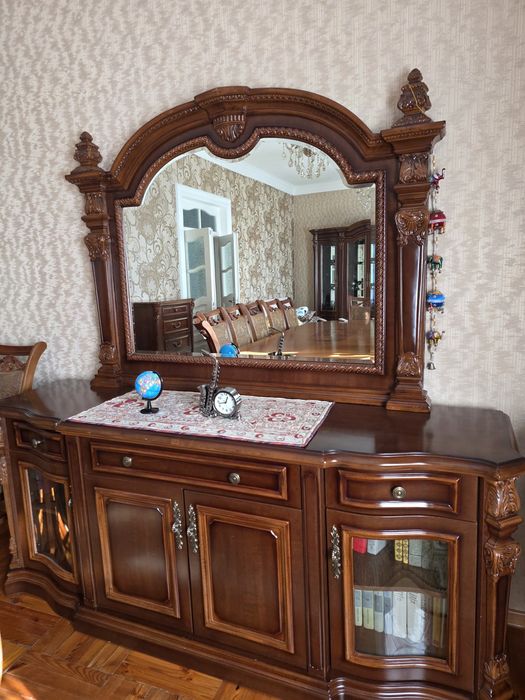Продаётся мебель в зал, дорогая Дубайская. Трюмо и угловой шкаф.