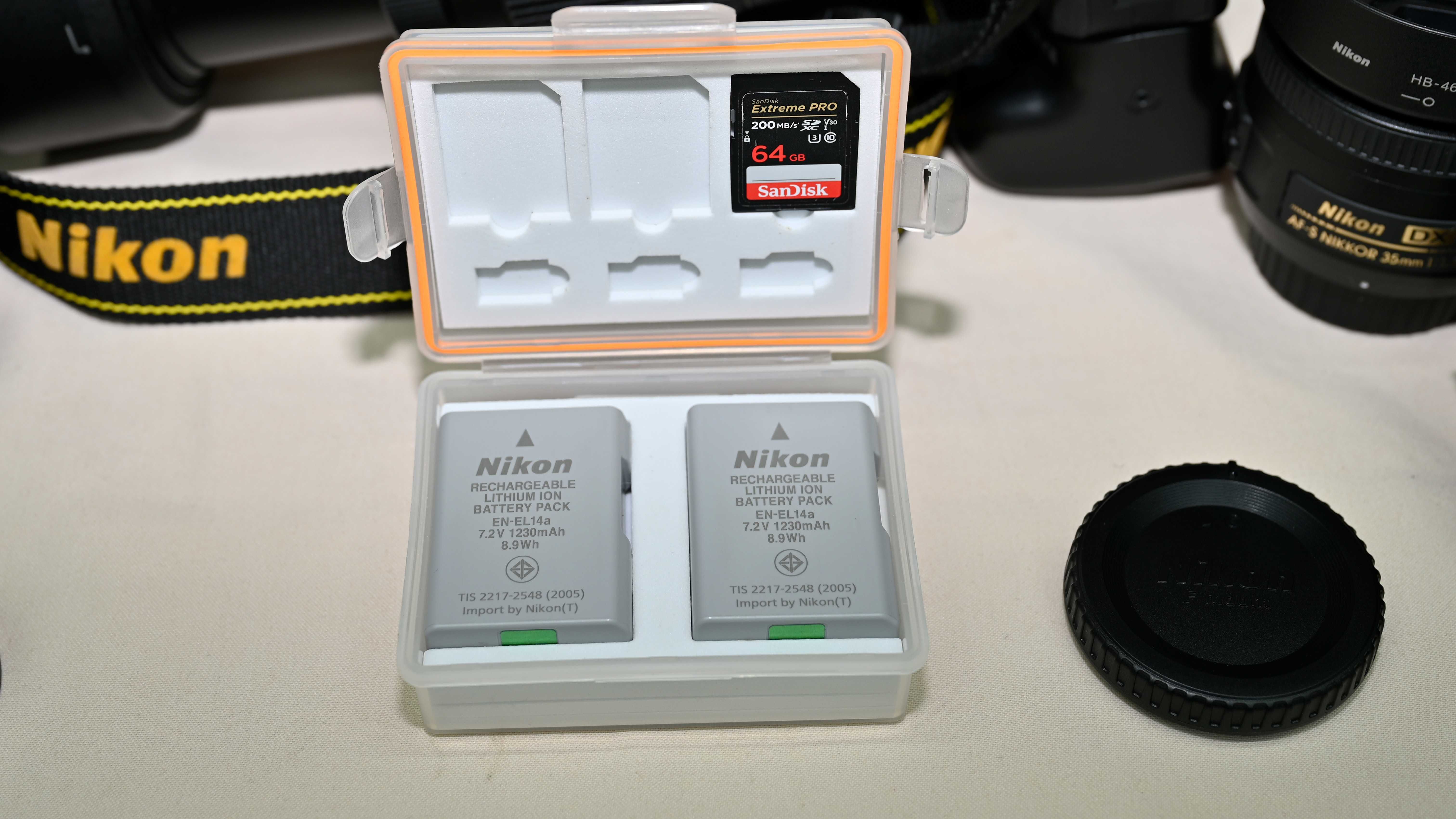 Nikon D5600 DSLR + Obiectiv AF-P 18-55mm VR + Grip + 2 Baterie + Cadou