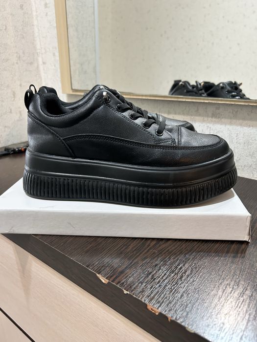 Продам женские кроссовки 1500