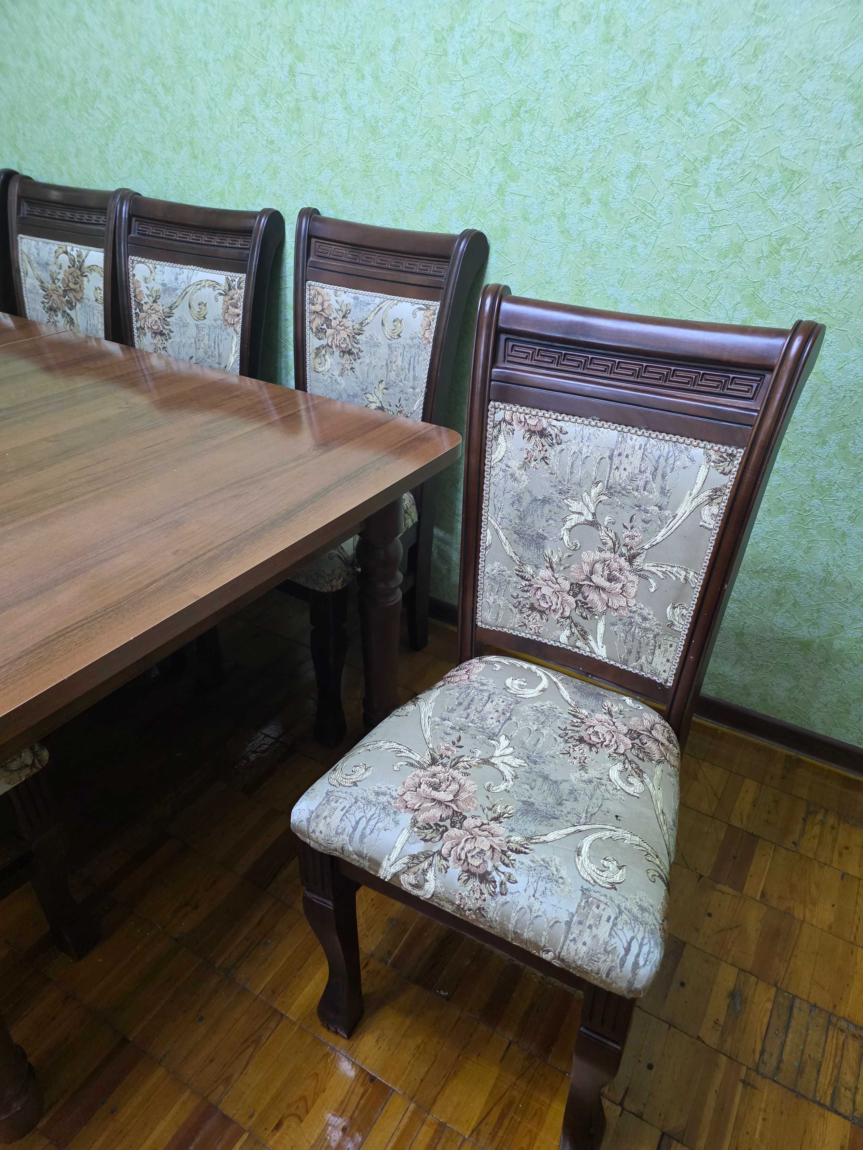 Срочно продаю стол и стулья
