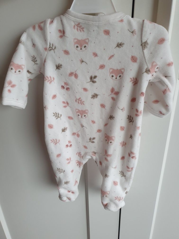 Salopeta bebe de la C&A design cu animale si floricele si o pereche ma