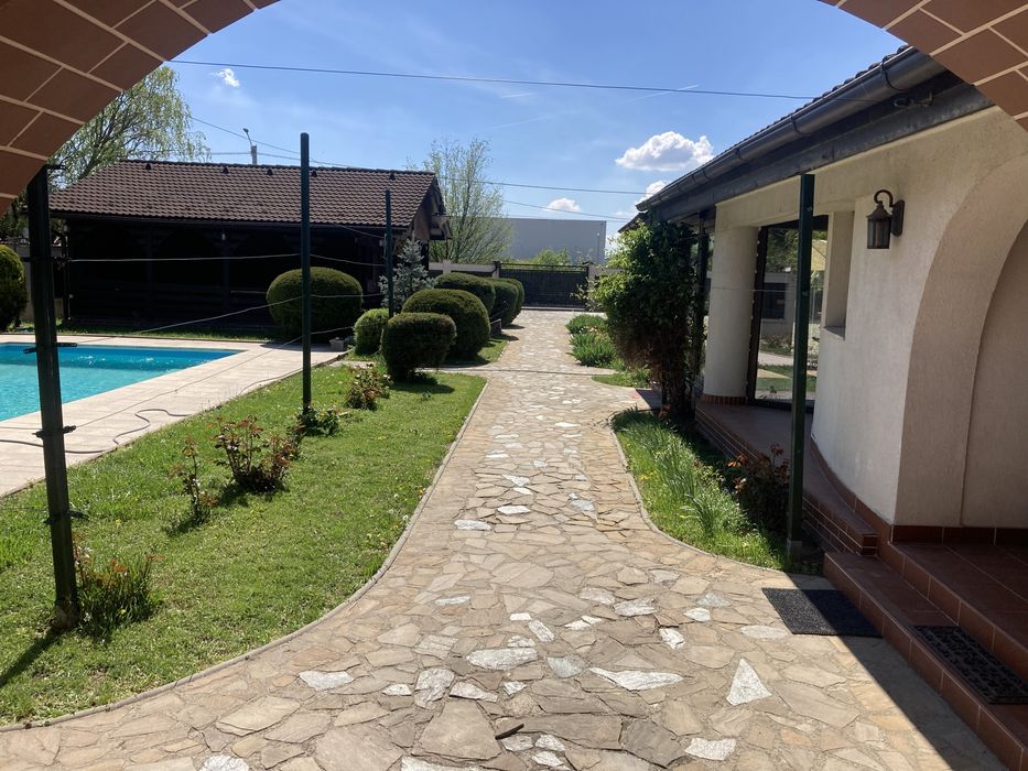 Inchiriez vila  cu curte mare