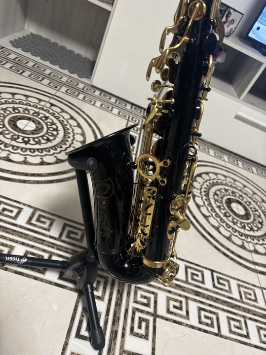 Vand saxafon aproape nou