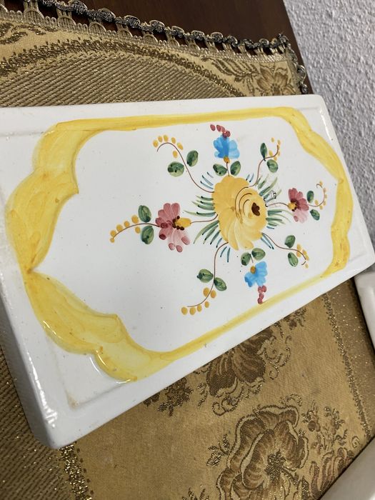 Стенни порцеланови вази с орнаменти