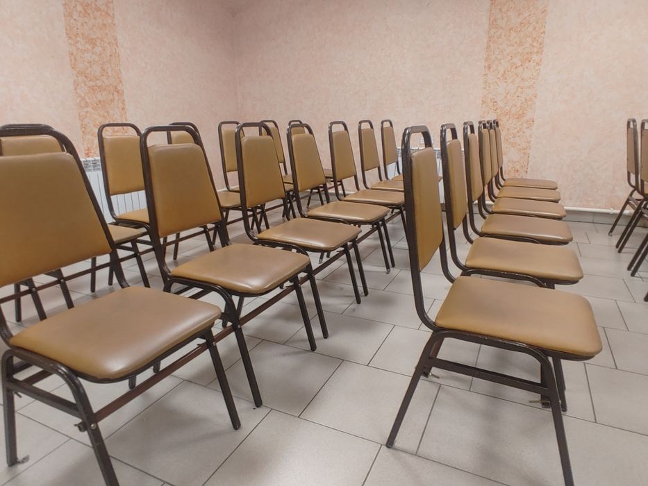 Стулья с возможностью закрепления в ряды
