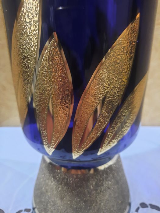 Роскошная, красивая ваза Богемия, Чехословакия, кобальт, золочение (бл