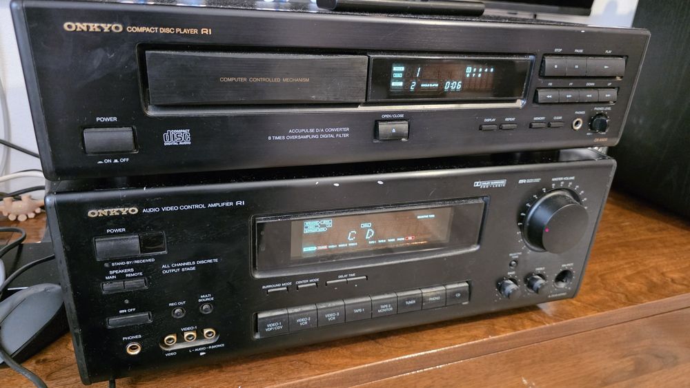 Linie Onkyo Amplificator receiver A-SV610 Pro si CD Player DX-6900