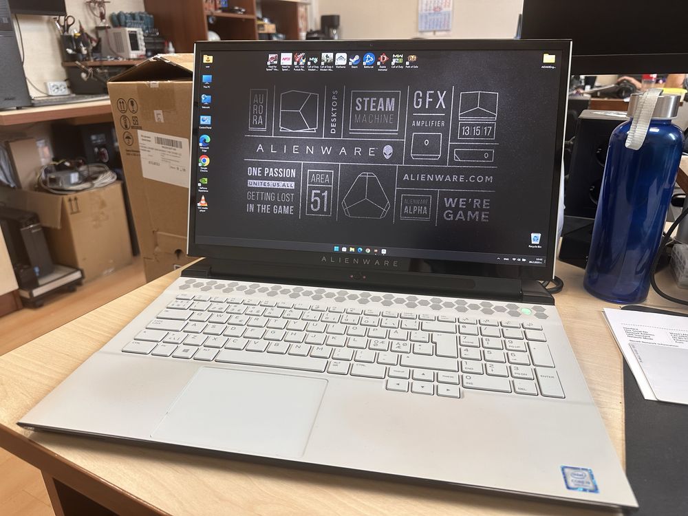 Лаптоп Alienware M17 R2 i9-9980HK 16GB ddr4 rtx 2080 8GB