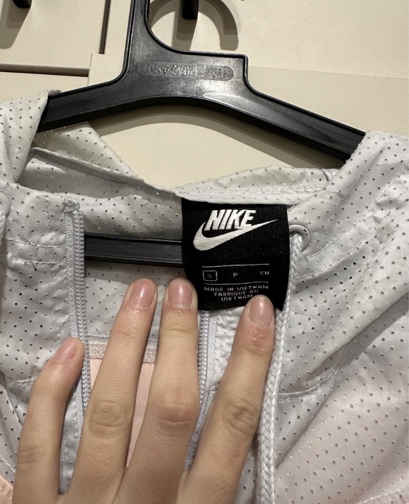 Дамска ветровка Nike