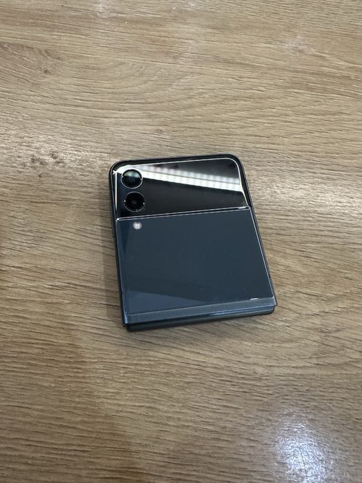 Продавам Samsung Z Flip 3 в отлично състояние.