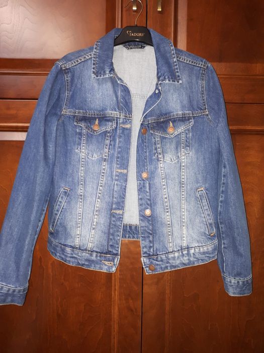 Продам джинсовую куртку женская. 40-42,на 34-36. В отличном состоянии.