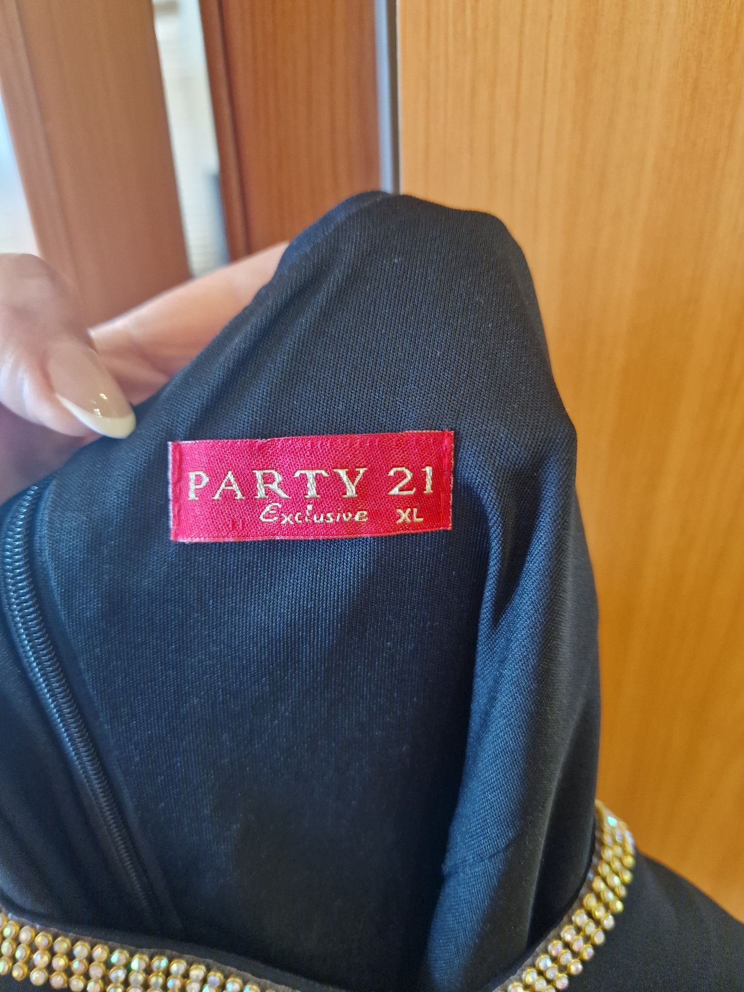 Продавам Дамска рокля Марката е  PARTY р.XL