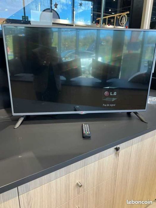 Televizor LED LG 107 cm / garantie + suport perete