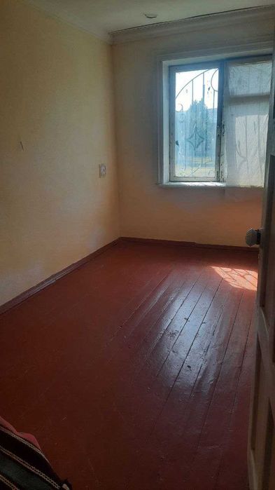 Дом сотилад! Нархи 19000$ 2- хоналик 3 хона килинган.