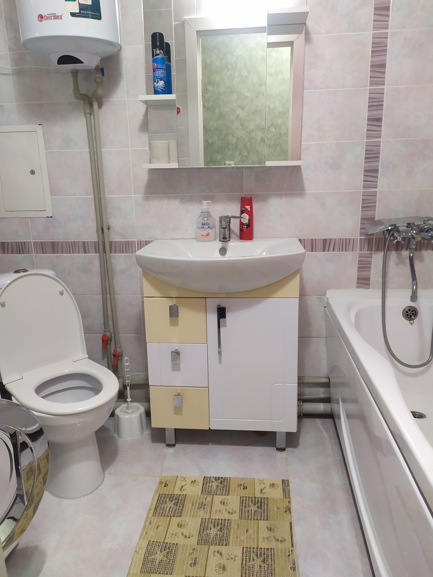 Сдаётся по часам 1-кв, 9мкр,14 дом, 1 этаж.
