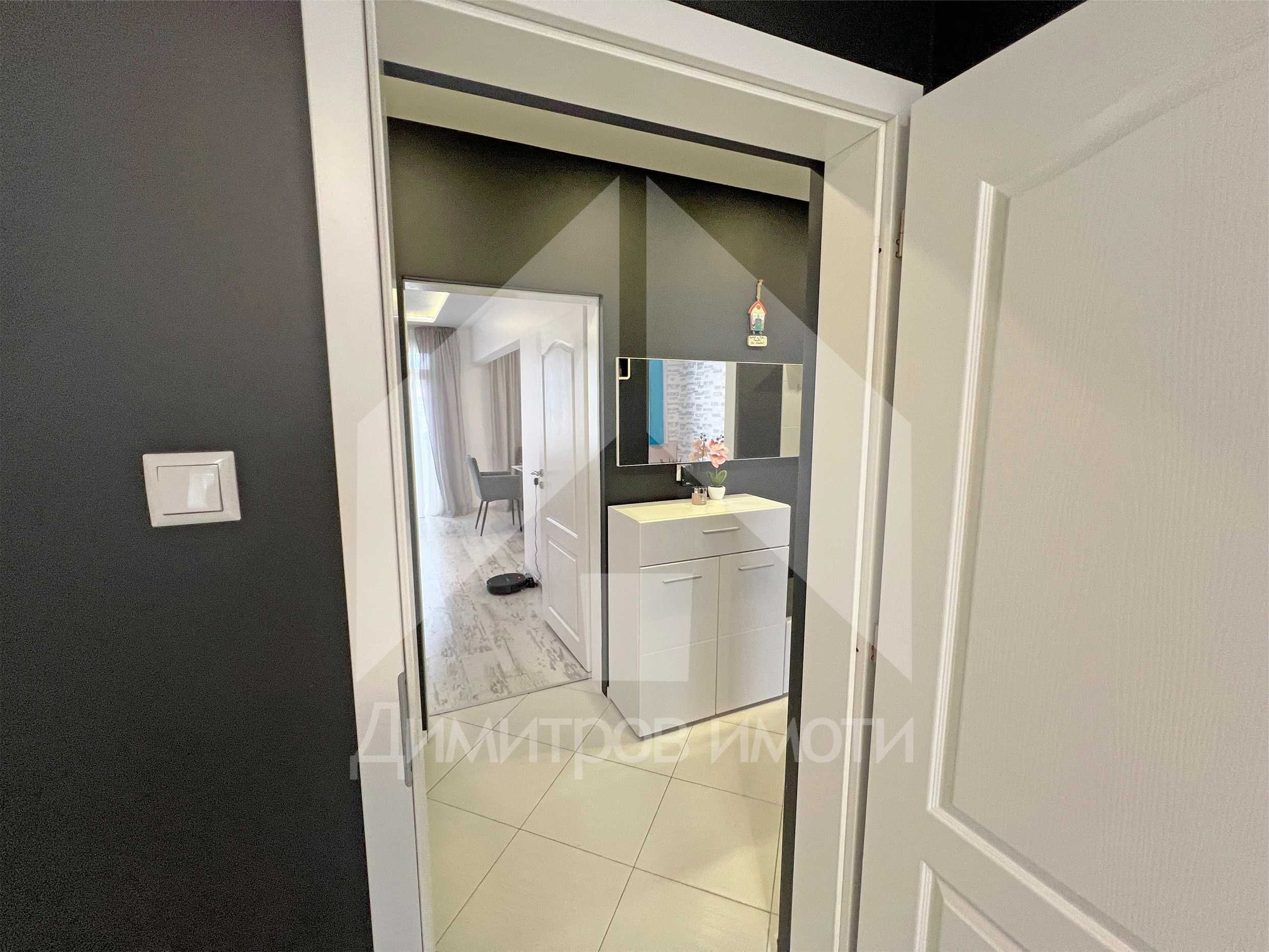 Продава тристаен апартамент 88м2 в тухлена, санирана кооперация.