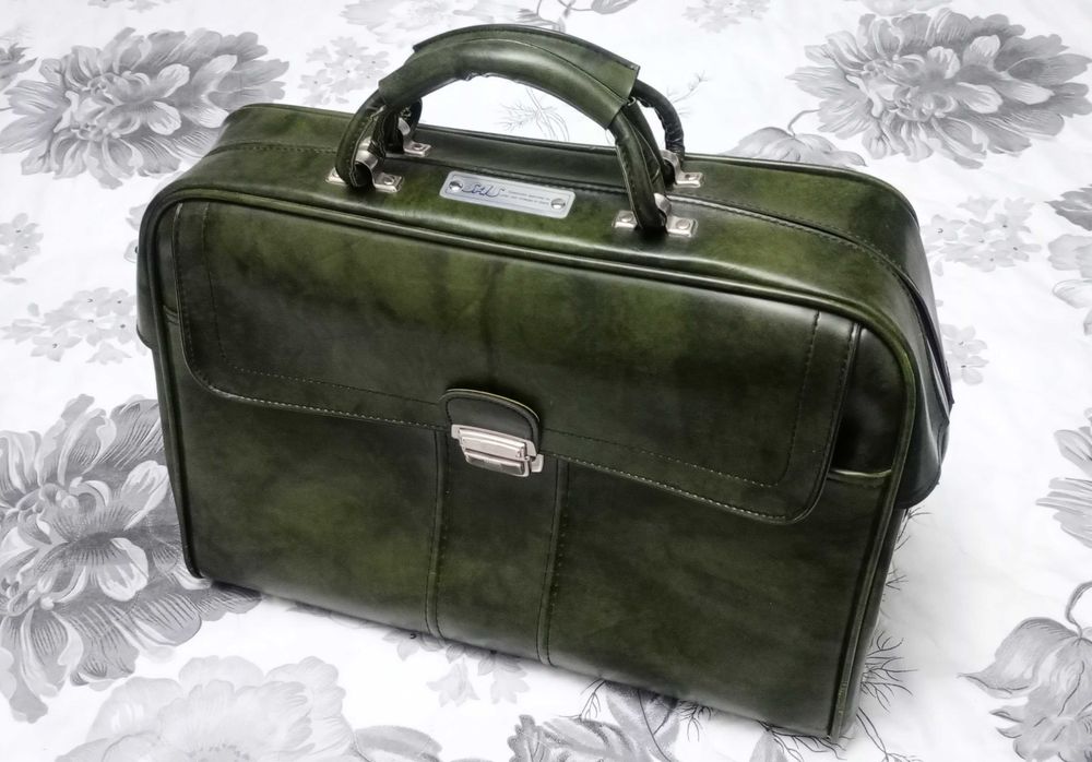 Зелена кожена чанта , отлична!