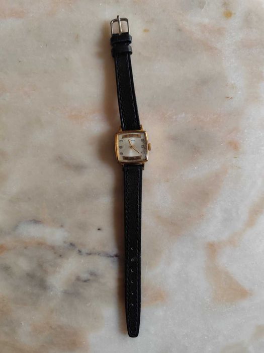 Часовник ЛУЧ дамски