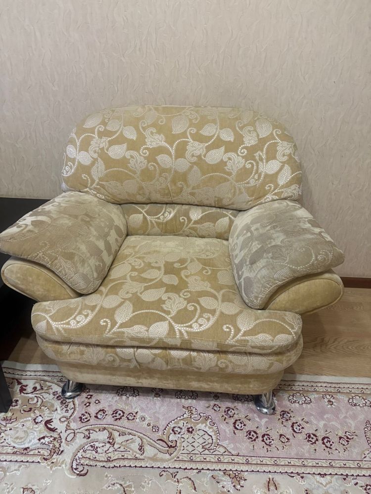 Продается диван с  двумя креслами