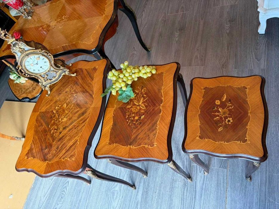 Set de 3 măsuțe din lemn cu intarsie și ornamente din bronz.