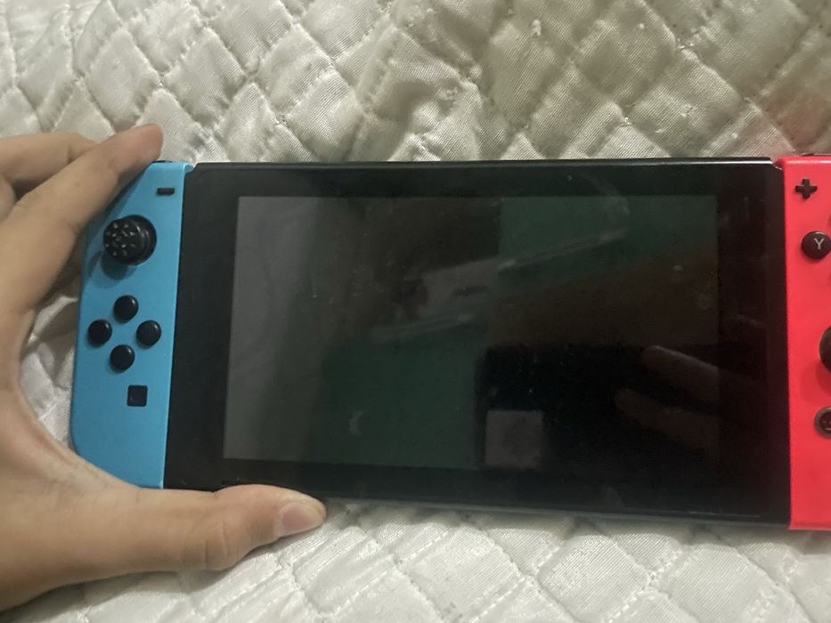 nintendo switch 1 ta qirilgan kichkina joyi bor